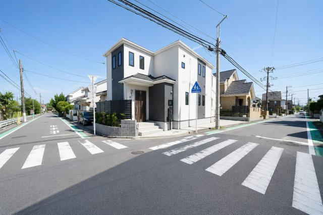 中沢3丁目｜小学校徒歩2分の安心感。北西角地×前面6.5mで開放感ある暮らし｜駐車2台可の4LDK★仲介手数料無料★の前面道路含む現地写真|角地ならではの開放感ある立地で、前面道路は見通しも良好。幅員にもゆとりがあり、車の出し入れもスムーズに行えます。歩道も整備され、安心感のある住環境が広がります。