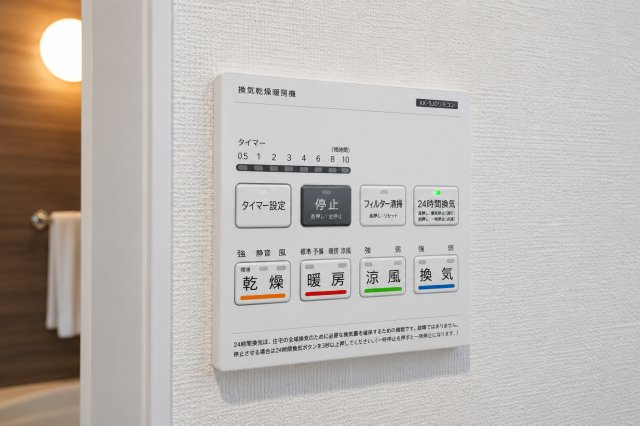 中沢3丁目｜小学校徒歩2分の安心感。北西角地×前面6.5mで開放感ある暮らし｜駐車2台可の4LDK★仲介手数料無料★の浴室|雨の日や花粉の時期でも安心の浴室乾燥機付き。 天候に左右されず洗濯でき、共働きのご家庭にも便利です。