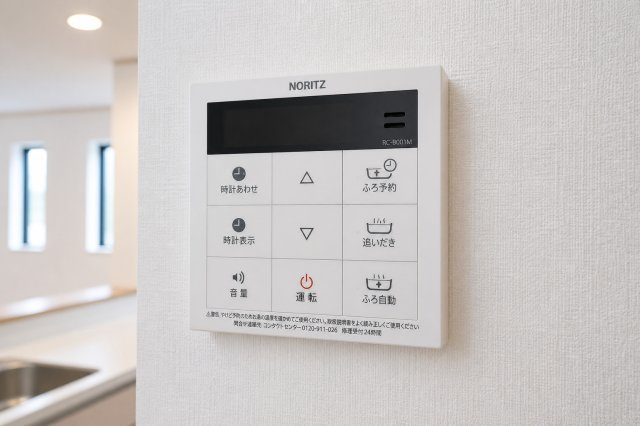 中沢3丁目｜小学校徒歩2分の安心感。北西角地×前面6.5mで開放感ある暮らし｜駐車2台可の4LDK★仲介手数料無料★の発電・温水設備|追い焚き・自動湯はり機能付きで、いつでも快適なバスタイム。 ご家族の入浴時間が異なっても安心して使えます。