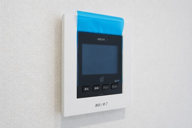 中沢3丁目｜小学校徒歩2分の安心感。北西角地×前面6.5mで開放感ある暮らし｜駐車2台可の4LDK★仲介手数料無料★のセキュリティ|来訪者の顔を確認できるTVモニター付きインターフォン。防犯面にも配慮された設備です。