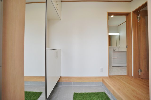 【横浜市旭区中沢3丁目24-14全1棟新築戸建て】★仲介手数料無料★（中沢小学校・旭中学校）の玄関