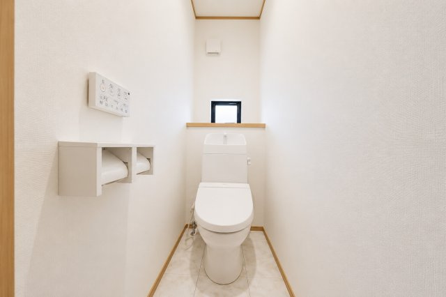 中沢3丁目｜小学校徒歩2分の安心感。北西角地×前面6.5mで開放感ある暮らし｜駐車2台可の4LDK★仲介手数料無料★のトイレ|シンプルで落ち着いた空間のトイレ。小窓付きで換気もしやすく、清潔感を保てます。手すり付きで使いやすさにも配慮された安心設計です。