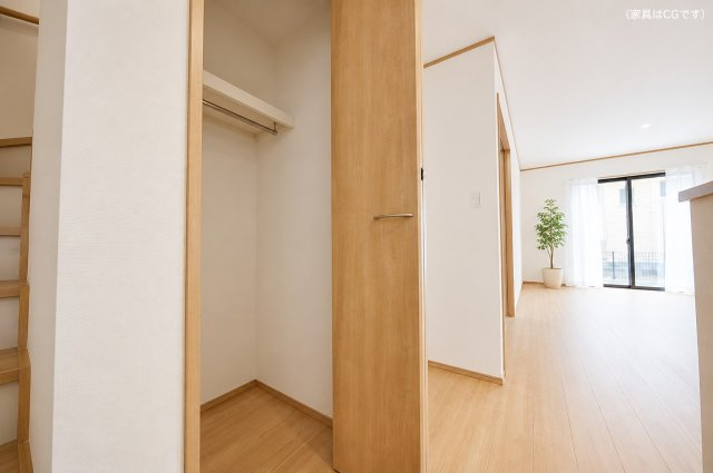 中沢3丁目｜小学校徒歩2分の安心感。北西角地×前面6.5mで開放感ある暮らし｜駐車2台可の4LDK★仲介手数料無料★の収納|リビング内に設けられた便利な収納スペース。日用品や掃除道具などをすっきり収められ、生活感を抑えた空間づくりが可能です。