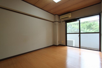 【洋室】 | 三徳ビル | 6帖
※室内写真は参考です