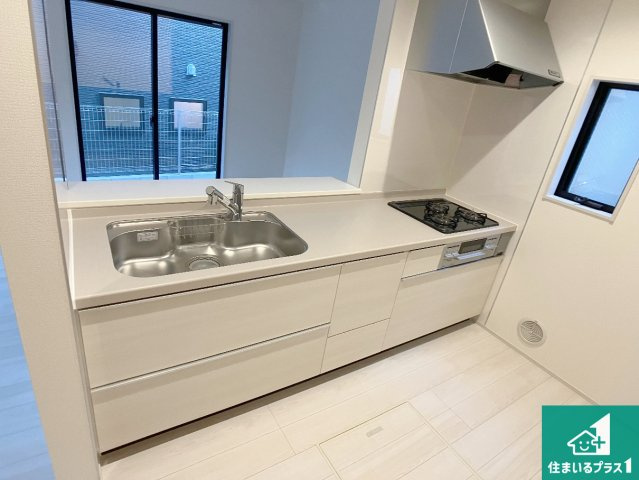 神戸市垂水区仲田　第2期　新築一戸建てのキッチン|明るいリビングで朝の目覚めもスッキリできそう！対面キッチンでご家族のコミュニケーションも自然と増える設計！小さなお子様が遊ぶスペースを作っても広々とくつろげるLDK！