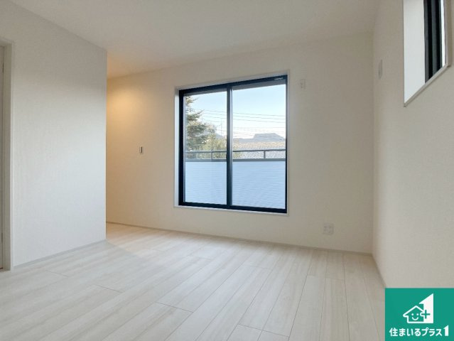 神戸市垂水区仲田　第2期　新築一戸建ての洋室|寝室は心地よい眠りについてもらいたくて、シンプルかつ開放的な空間な設計にしています！大きな窓から差し込む日が心地いいです♪