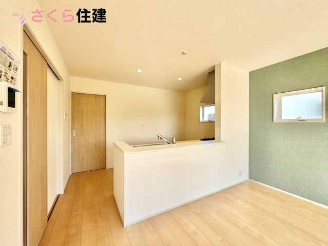 第1下野大光寺　2号棟のその他|対面式システムキッチン。リビングを見渡せるキッチンで家族の様子をうかがいながら料理がはかどりそう！