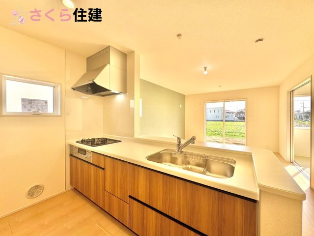 第1下野大光寺　2号棟のキッチン|お子様と並んで料理をしても余裕のゆとりのキッチン。お子様と一緒に料理も叶いますよ♪