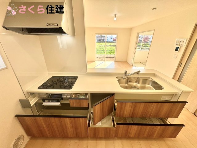 第1下野大光寺　2号棟のキッチン|キッチン下収納は奥まで引き出せるので、大きく屈まなくても楽に必要なものがパッと取り出せます！	