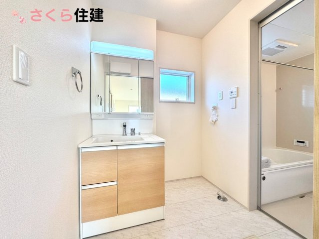 第1下野大光寺　2号棟の独立洗面台|ゆとりある広さの洗面所。両サイド収納の洗面台で、二人ならんで同時の身支度もスムーズです