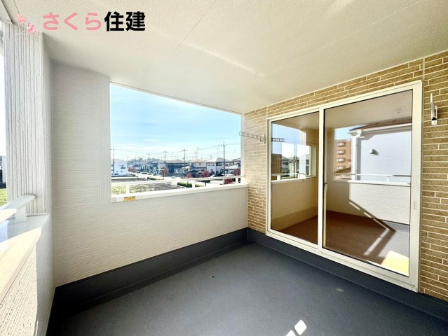 第1下野大光寺　2号棟のバルコニー|急な雨でも安心なインナーバルコニー♪家族全員分の布団もゆったり並べられるます♪
