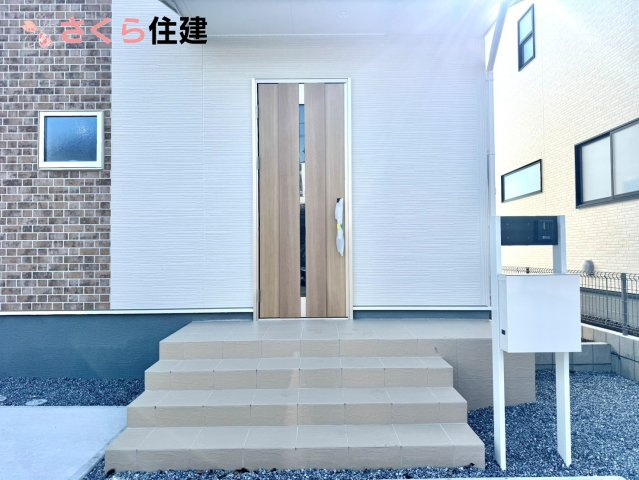 第1下野大光寺　2号棟の玄関|夜間でも来訪者の顔を認識できるLEDライトを装備！ＴＶモニター付きインターフォンで安心のセキュリティ