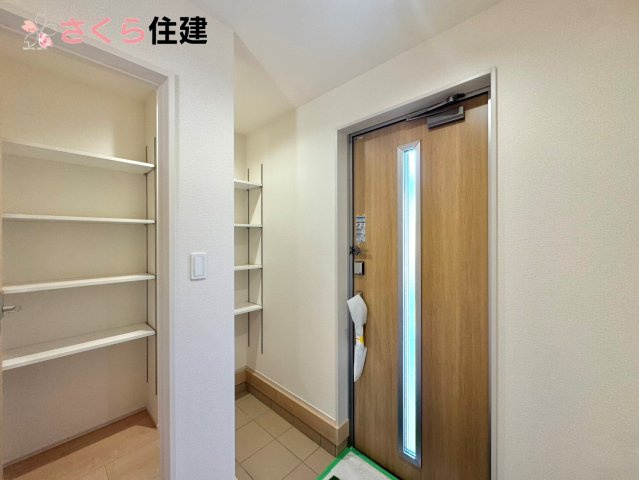 第1下野大光寺　2号棟の玄関|玄関がいつも片づく大型シューズボックス。お子様の靴のサイズが大きくなっていっても安心の広々スペース！