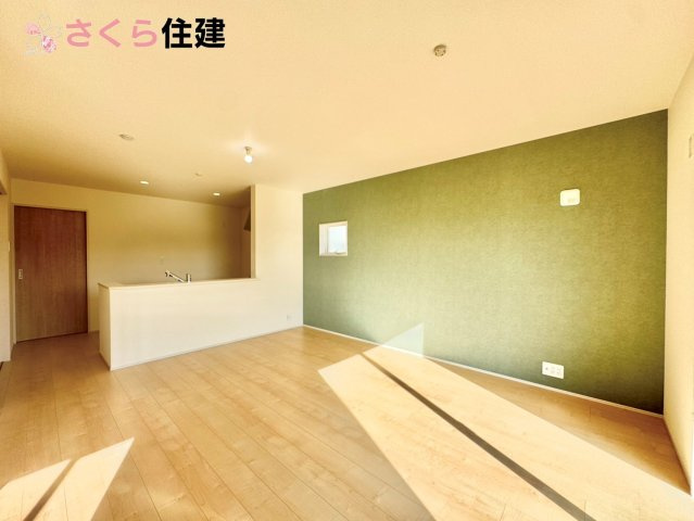 第1下野大光寺　2号棟の居間・リビング|15帖LDKはキッチンで家事をしながらでもお子様に一対一で向き合える時間が作れます！！
