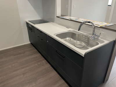 【キッチン】 | 天童市柏木町建売住宅【平屋】 | 広々ワイドなキッチンは料理がしやすく快適です。