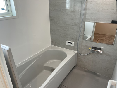 【浴室】 | 天童市柏木町建売住宅【平屋】 | 広々浴室は、ゆったりとくつろいで疲れを癒す空間です。