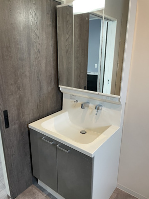 【独立洗面台】 | 天童市柏木町建売住宅【平屋】 | 三面鏡の洗面台は、スタイリッシュなだけでなく収納力もあります。