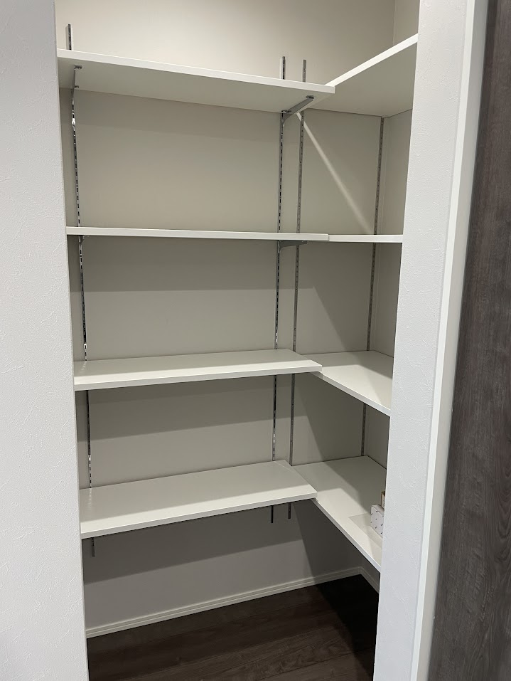 天童市柏木町建売住宅【平屋】の収納|パントリー付きです。収納量が豊富で便利ですね。