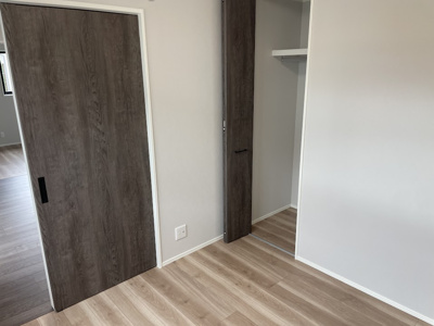 【洋室】 | 天童市柏木町建売住宅【平屋】 | 洋室もそれぞれ収納スペースが完備されております。