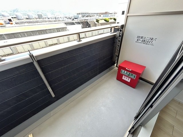 ヒカルサ枚方村野高見台のバルコニー|バルコニーからの眺めを楽しみながら食事をしませんか