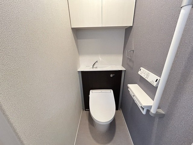 ヒカルサ枚方村野高見台のトイレ|落ち着いた色調のトイレです