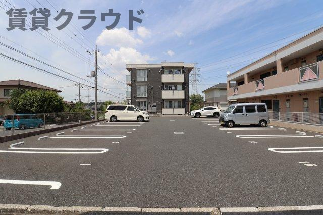 ミラベルヒルズの駐車場|駐車スペースもあります