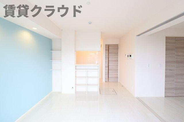 ミラベルヒルズの居間・リビング|爽やかな色のアクセントクロスがおしゃれなスペースを演出♪