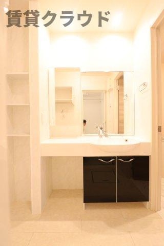 ミラベルヒルズの洗面所|椅子やダストボックスがしまえるスペースがあります♪