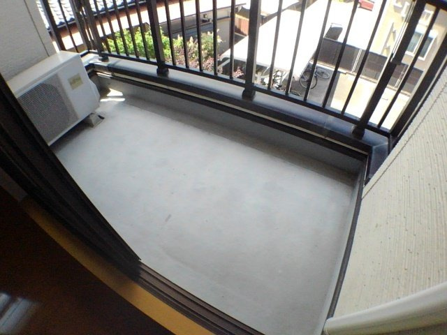 パーミイ・ヒル参番館のバルコニー|外からの目が気にならないバルコニーで洗濯物が干せます