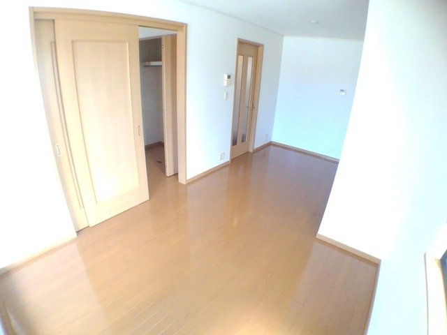 パーミイ・ヒル参番館の居間・リビング|こちらのリビングで趣味の時間をお楽しみください