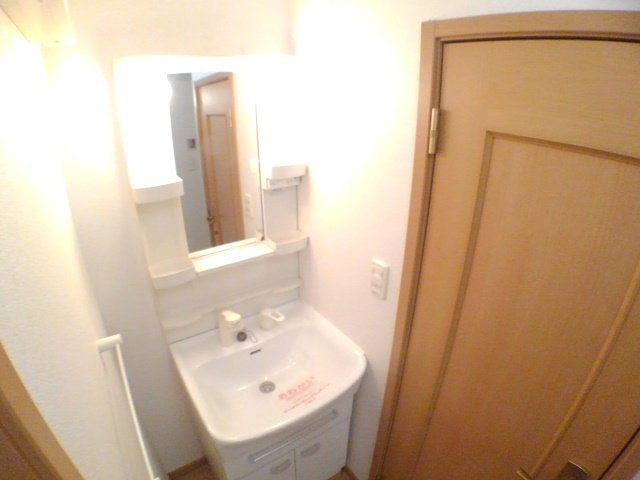 パーミイ・ヒル参番館の洗面所|明るい洗面所です