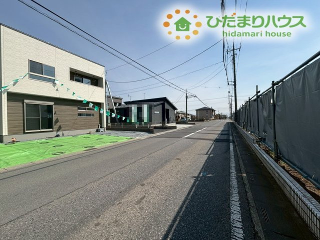 深谷市萱場　第10期　新築一戸建て　ワイウッドコート　05の前面道路含む現地写真