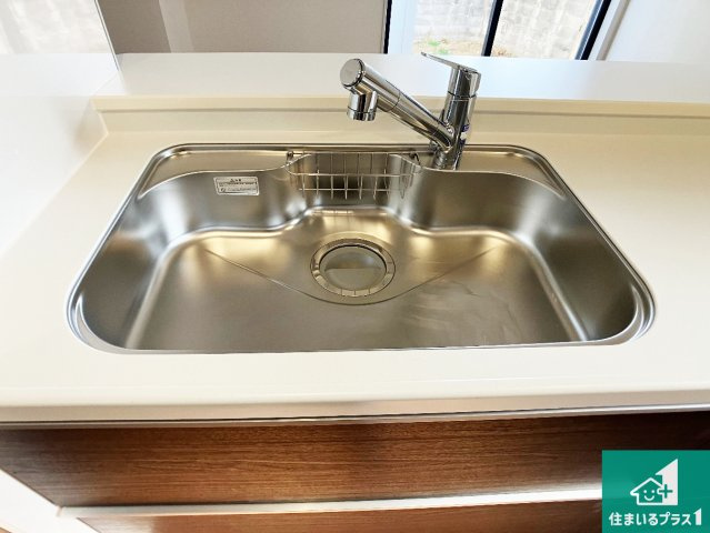 神戸市垂水区仲田　第2期　新築一戸建ての独立洗面台|清潔感のある洗面台です。フラットな鏡は掃除がしやすく毎日清潔！ホースは引き出して使えるので洗顔やお掃除の際に便利です！