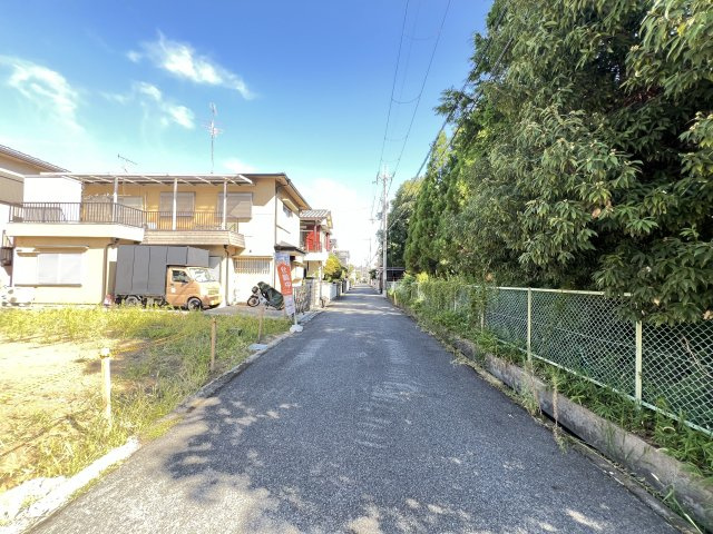 売土地　橿原市中曽司町の前面道路含む現地写真