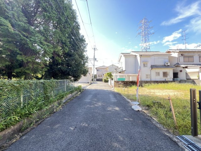 売土地　橿原市中曽司町の前面道路含む現地写真