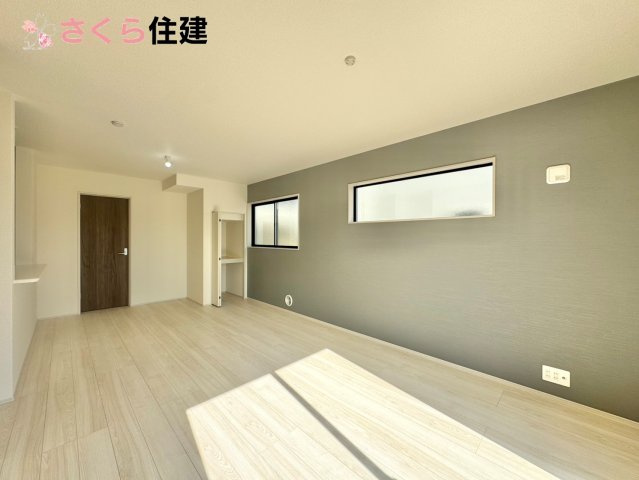 第1下野大光寺　1号棟の居間・リビング|たっぷりの陽光と爽やかな風を感じて頂ける、開放感あふれるリビングです。