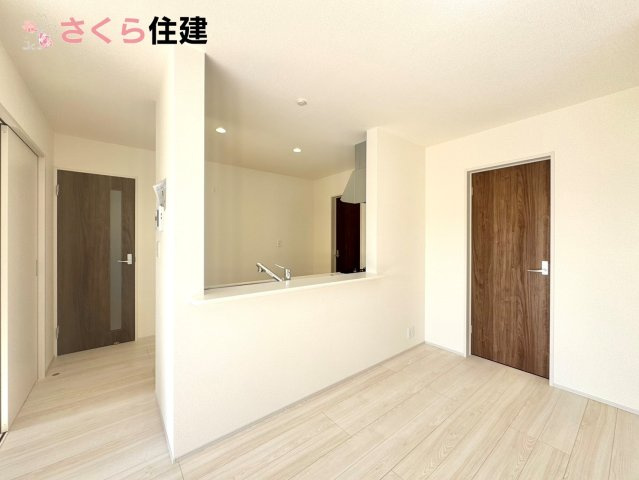 第1下野大光寺　1号棟のキッチン|対面式システムキッチン。家族とコミュニケーションをとりながら家事ができます♪