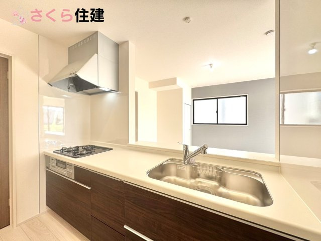 第1下野大光寺　1号棟のキッチン|お子様と並んで料理をしても余裕のゆとりのキッチン。お子様と一緒に料理も叶いますよ♪