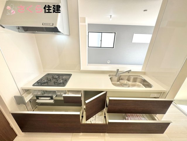 第1下野大光寺　1号棟のキッチン|キッチン下収納は奥まで引き出せるので、大きく屈まなくても楽に必要なものがパッと取り出せます。