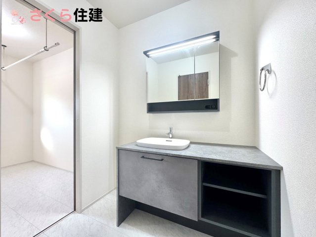 第1下野大光寺　1号棟の独立洗面台|明るい洗面スペースで朝の身支度も快適に♪３面鏡の裏にはたっぷりと収納スペースを標準装備！