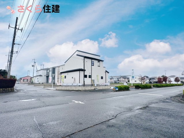 第1下野大光寺　1号棟の前面道路含む現地写真|角地！前面道路西側16ｍ公道：北側6ｍ公道