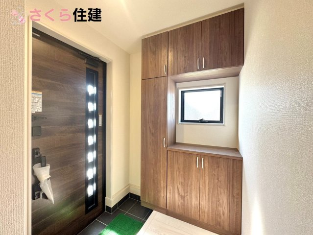 第1下野大光寺　1号棟の玄関|人を迎え入れる最初の場所は清潔感がある空間にして、帰った時も『我が家』を最初に感じて貰える素敵な空間