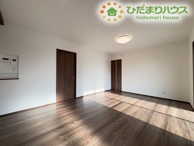 深谷市萱場　第10期　新築一戸建て　ワイウッドコート　06の居間・リビング|奥行きがあり、ダイニングテーブルやソファをゆったり配置できるLDKです！シックな色合いのフローリングが空間をすっきりと引き締めており、窓からの光がお部屋の奥まで心地よく広がっていますね☆