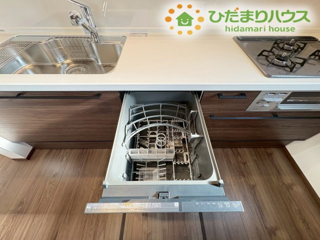 深谷市萱場　第10期　新築一戸建て　ワイウッドコート　06の設備|キッチンに内蔵された便利なスライドオープン式の食器洗い乾燥機です！食後の面倒な洗い物をまとめてすっきりと洗浄・乾燥してくれるため、家事の時間を大幅に短縮でき、家族で過ごすゆとりの時間を増やせます！