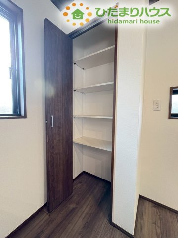 深谷市萱場　第10期　新築一戸建て　ワイウッドコート　06の収納|キッチンの近くに配置されたパントリーです！食品だけでなく、キッチンペーパーやティッシュ、ラップ類の予備、普段あまり使わない調理器具をしまっておく場所としても重宝します。