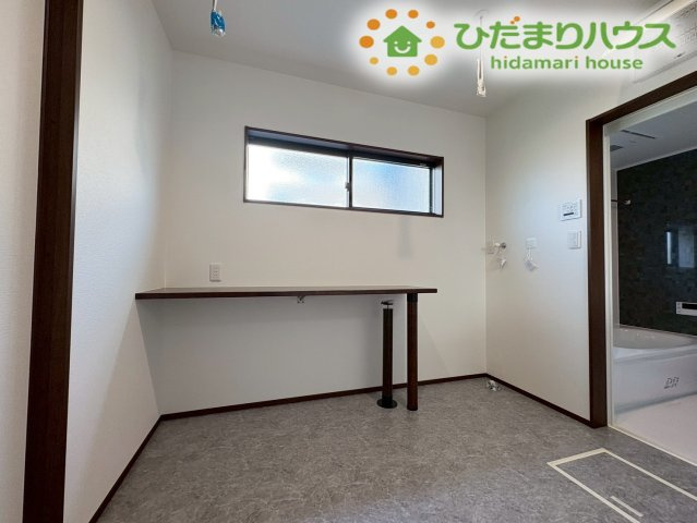 深谷市萱場　第10期　新築一戸建て　ワイウッドコート　06の脱衣所|脱衣所に設けられた、便利なカウンターです！洗濯機から取り出した衣類をカウンターにポンと置いてその場で畳んだり、アイロン掛けをしたりするスペースとして大活躍します!(^^)!