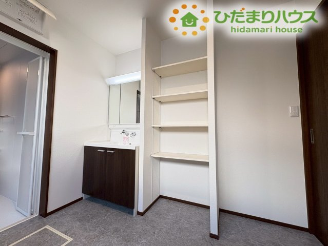深谷市萱場　第10期　新築一戸建て　ワイウッドコート　06の独立洗面台|使い勝手の良い独立洗面化粧台です！洗面まわりの小物やタオル類をすぐ手に取れる場所にあるため、朝の忙しい身支度の時間もスムーズにこなせます♪