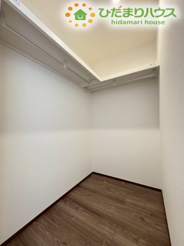 深谷市萱場　第10期　新築一戸建て　ワイウッドコート　06の収納|1階にはハンガーパイプが備わったウォークインクローゼットを完備。帰宅してすぐにコートや仕事用のバッグ、お子様の通学カバンなどをサッと置くことができます。わざわざ2階に取りに行かなくて済むので便利です◎