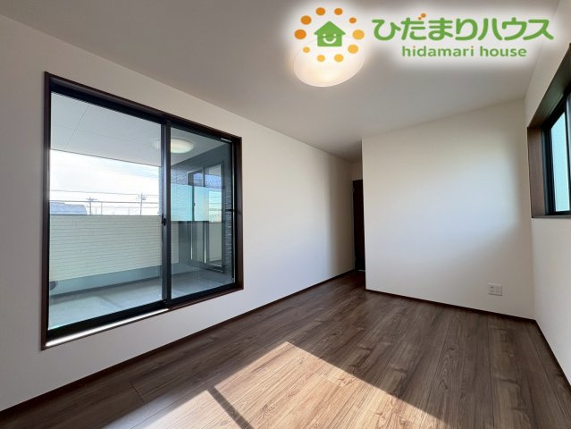 深谷市萱場　第10期　新築一戸建て　ワイウッドコート　06の寝室|バルコニーに面した明るい光がたっぷりと差し込む洋室です！ダブルベッドを置いてもスペースにゆとりがあり、落ち着いた色調のフローリングが毎日の心地よい睡眠と快適なリラックスタイムを支えます♪