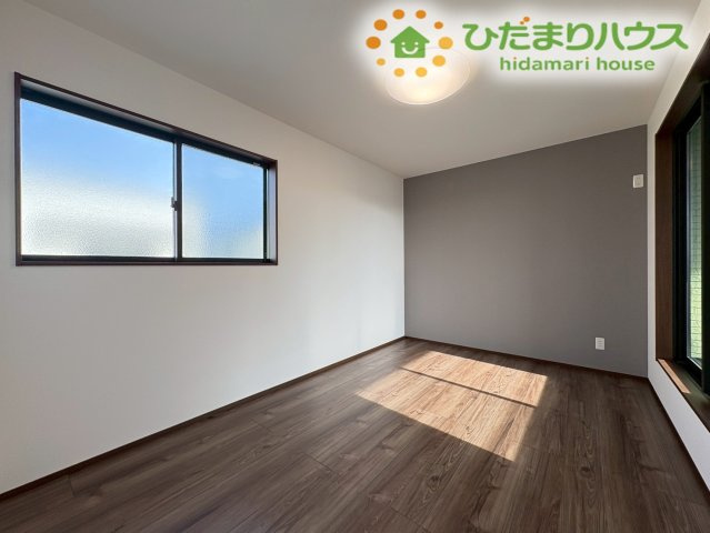 深谷市萱場　第10期　新築一戸建て　ワイウッドコート　06の寝室|アクセントクロスがお洒落な内装です！お好みのインテリアを配置して自分好みの落ち着いた寛ぎ空間を作り上げることができます(/・ω・)/